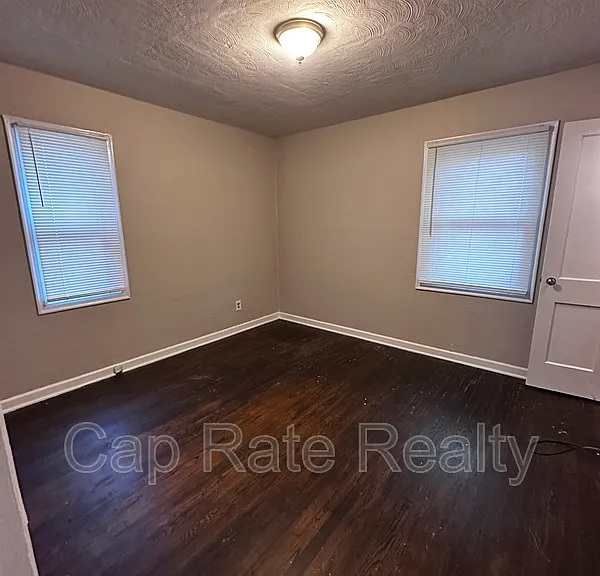 322 S Powell Ave — Photo 9