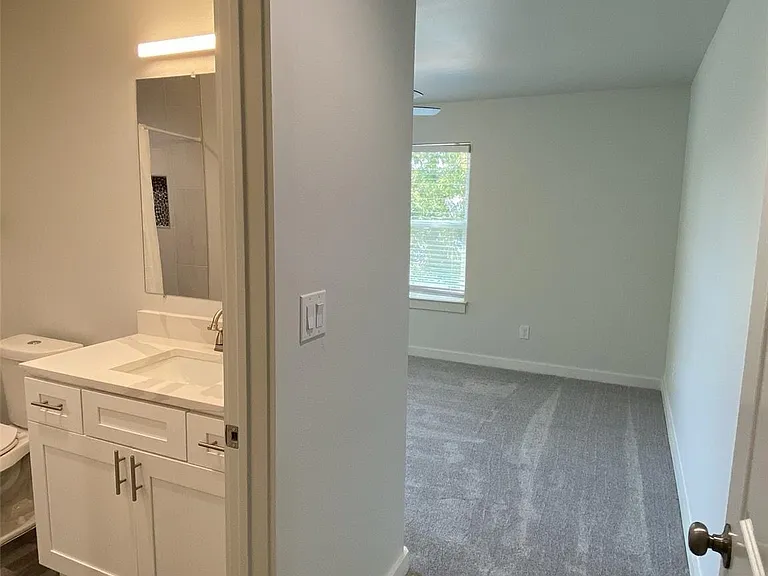 505 W Walker St #101 — Photo 4