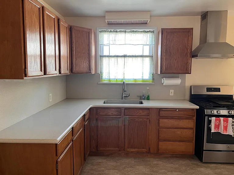 555 Mount St — Photo 7