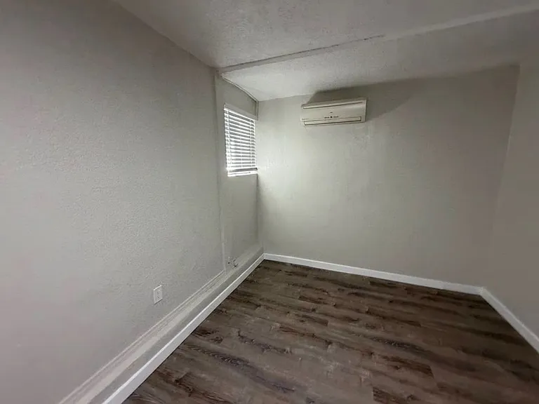 2833 Huron St — Photo 17