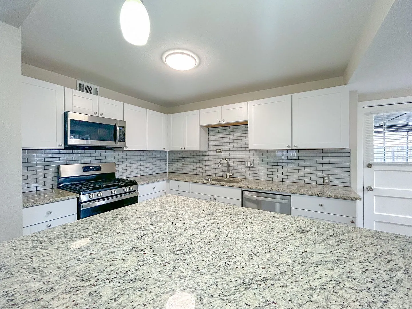 4 bed, 1.5 bath, 1448 sqft, $2,895 — Photo 3