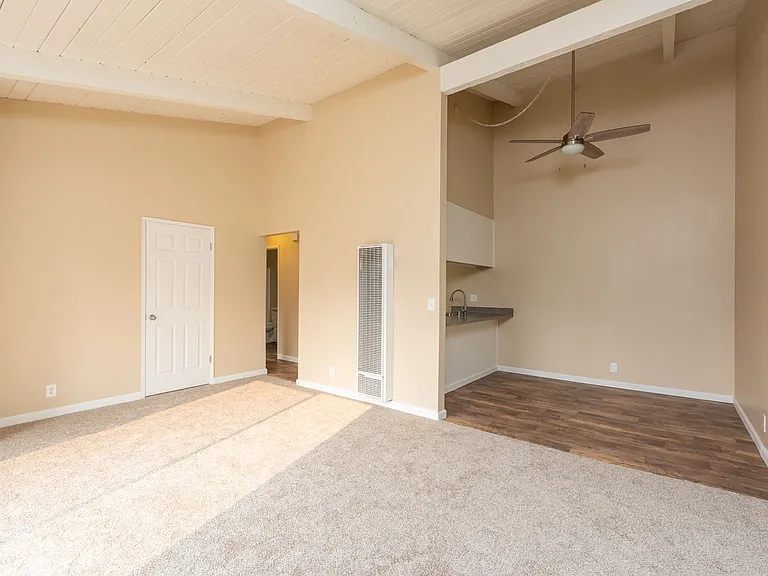 Country Club Apartments — Photo 7
