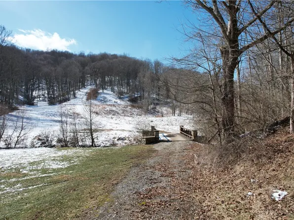 1835 Toms Run Rd, Holbrook, PA 15341