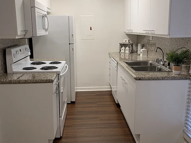 Lindbrook Manor Apartments — Photo 85