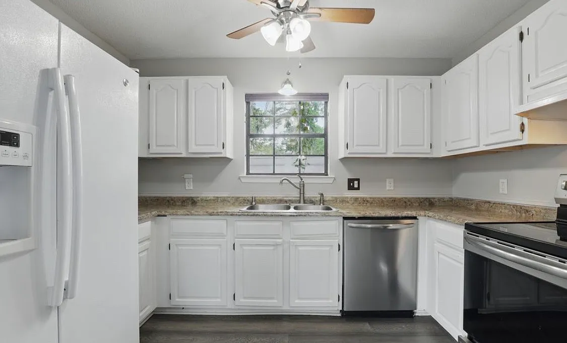 3 bed, 1334 sqft, $2,500 — Photo 3