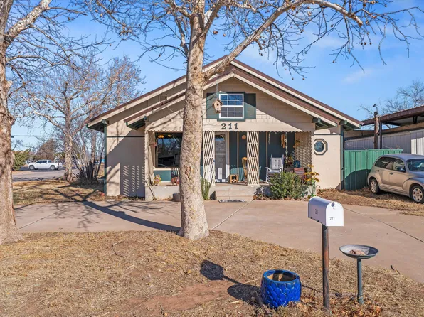 211 8th St, Levelland, TX 79336