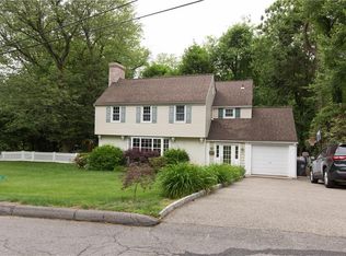 6 Pomander Dr, White Plains, NY 10607