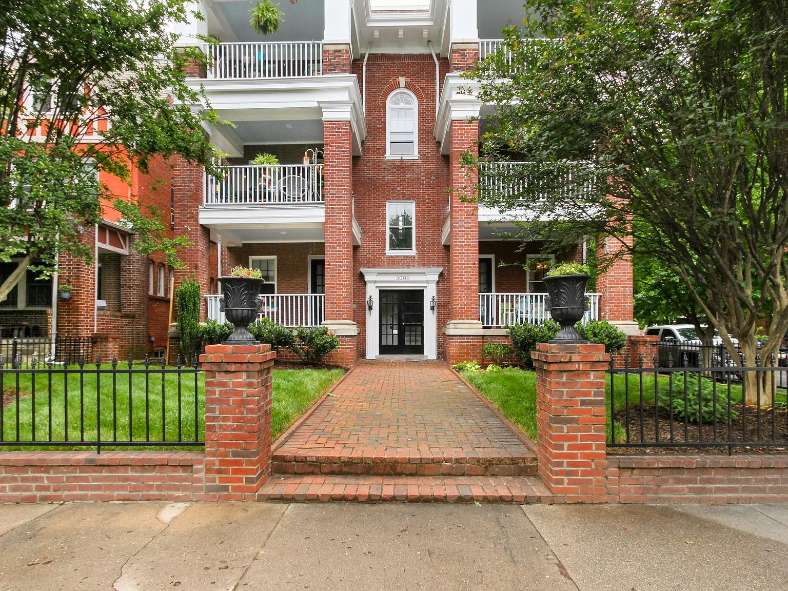 3000 Kensington Ave — Photo 2