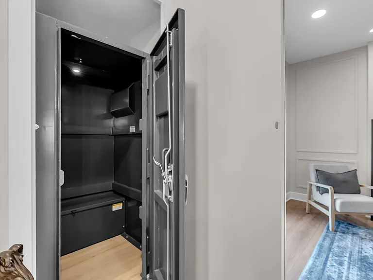 2142 E Beaumont St — Photo 36