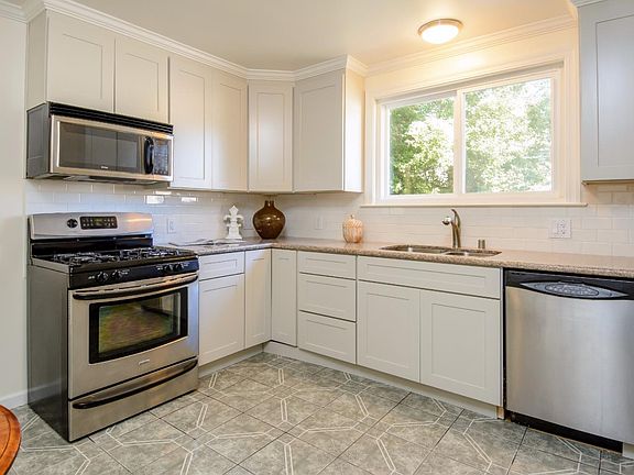 3rd image of 2304 Cheshire Way