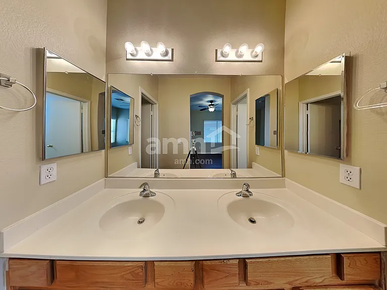 15640 W Magnolia St — Photo 8