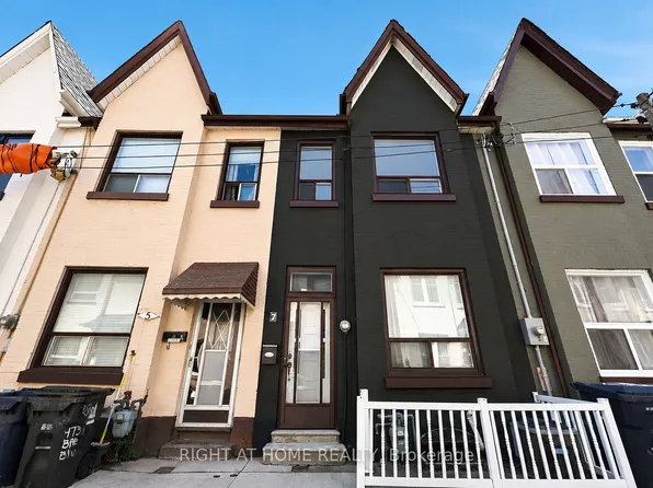 7 Andrews Ave, Toronto, ON M6J 1S2