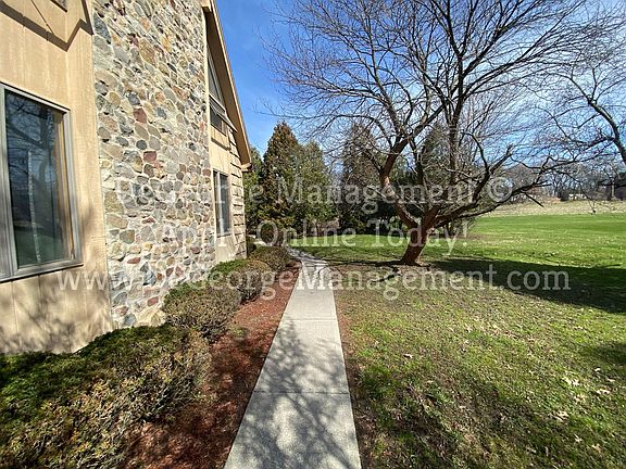 4th image of 311 1/2 Washington St #2