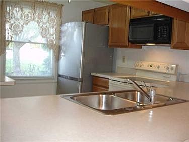 2nd image of 2621 Hawthorne Dr