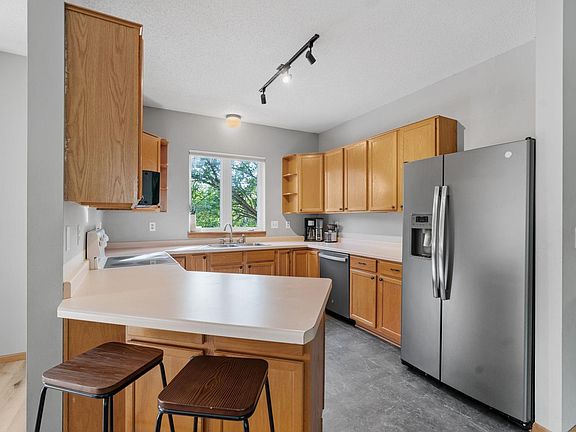 5th image of 1416 McAndrews Rd E