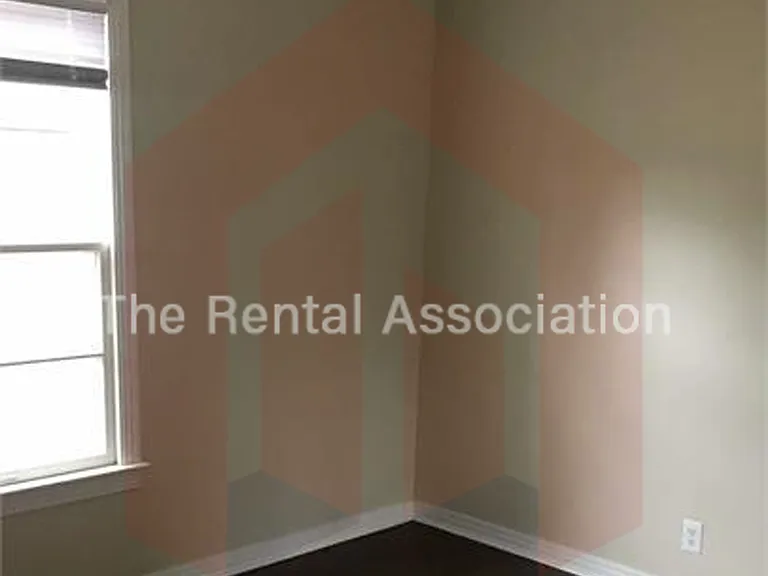 820 Ponder St — Photo 2