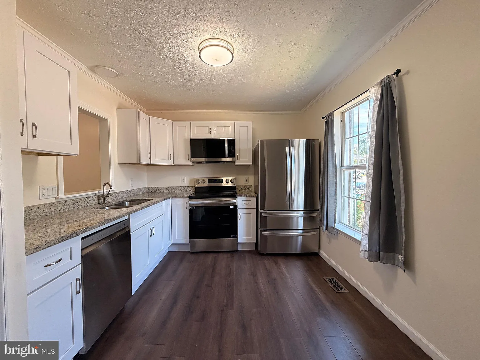 3 bed, 2.5 bath, 1320 sqft, $2,500 — Photo 3