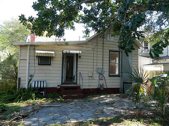 2nd image of 826 Dartmoor St N