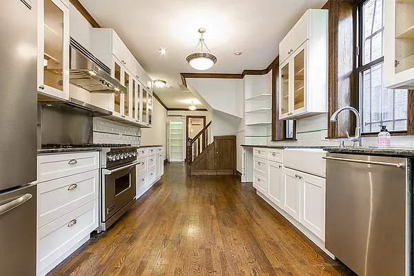 Rented by Dixon Advisory USA Inc. | media 123