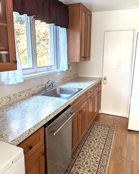 2nd image of 33 Ridge Rd Unit V