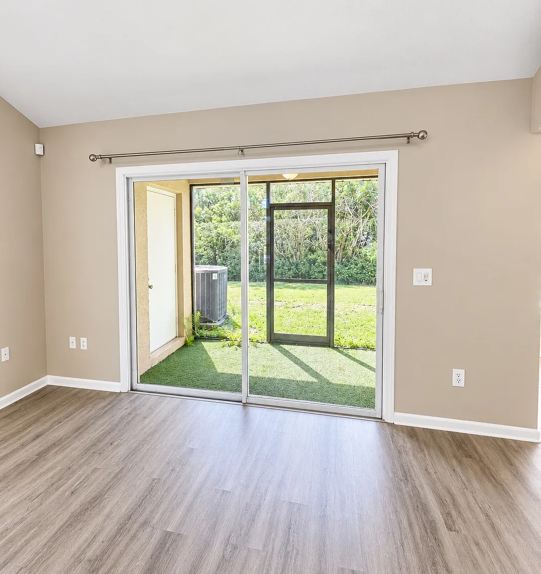 3 bed, 2.5 bath, 1388 sqft, $2,280 — Photo 3