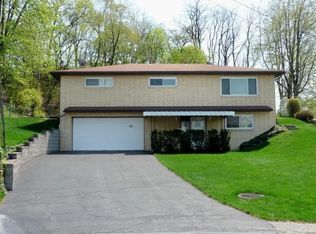 90 Spartan Dr, Bethel Park, PA 15102