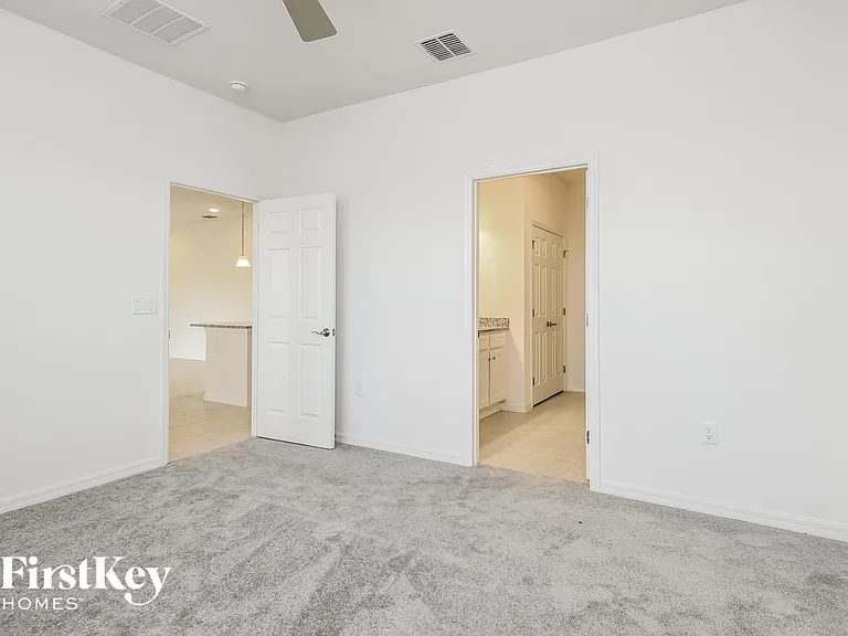 1585 Isleta Loop — Photo 10