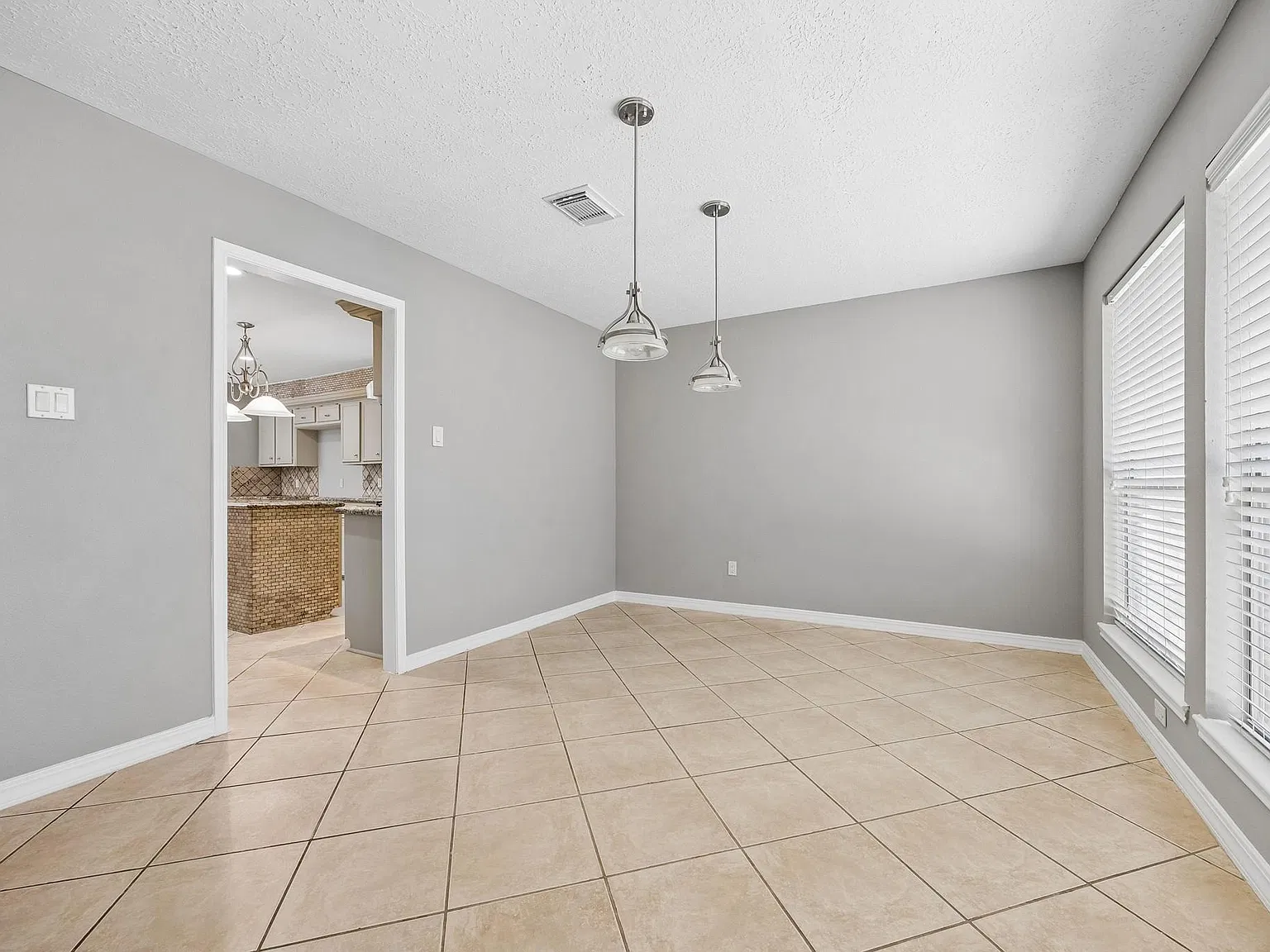 4 bed, 2.0 bath, 2069 sqft, $2,300 — Photo 4