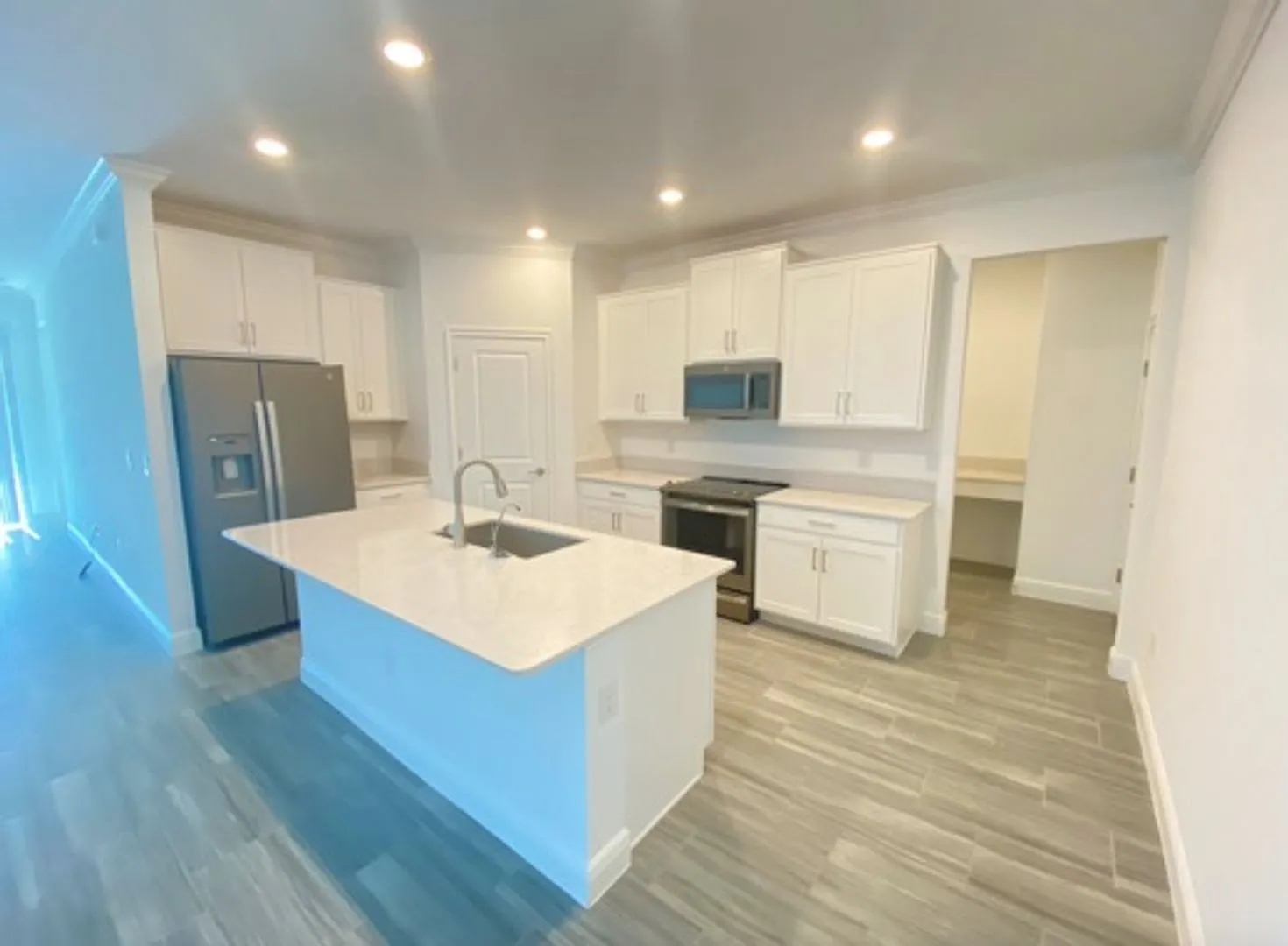 A must see 3 Beds/ 2 Bths Villa shows like a house. Modern Styling, Open Layout, Great Location a... — Photo 3