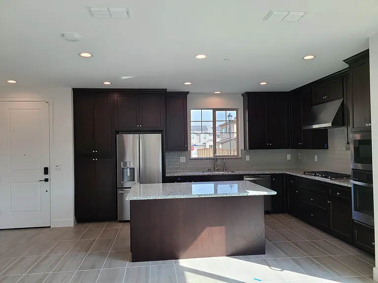 488 E Fuschia Way — Photo 3