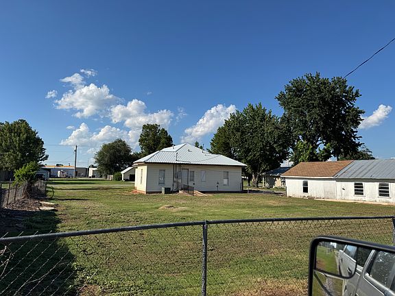 3rd image of 406 W Hornaday