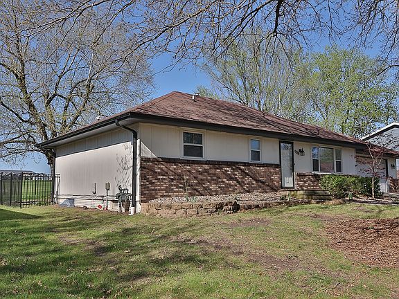 3rd image of 908 Brentwood Dr