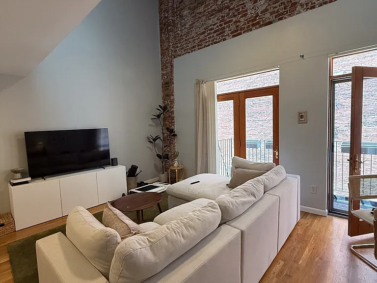 325 W 5th St #3 — Photo 11