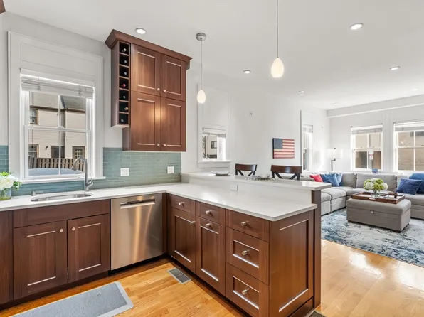 250 C St #4, South Boston, MA 02127