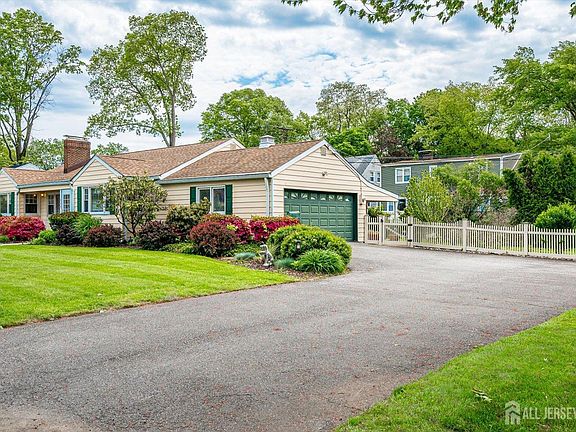 3rd image of 866 Crescent Dr