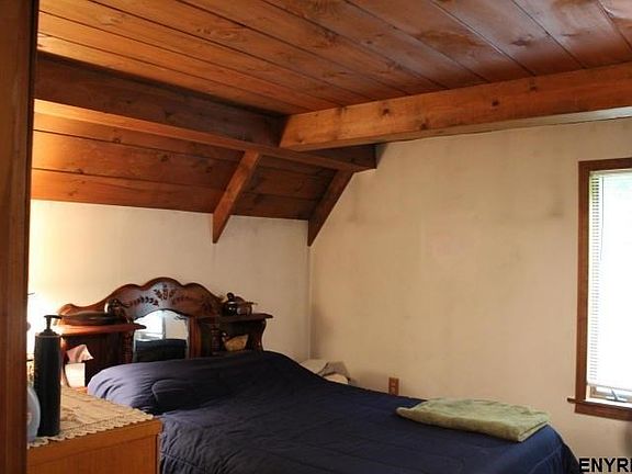 5th image of 24 Paige Ln