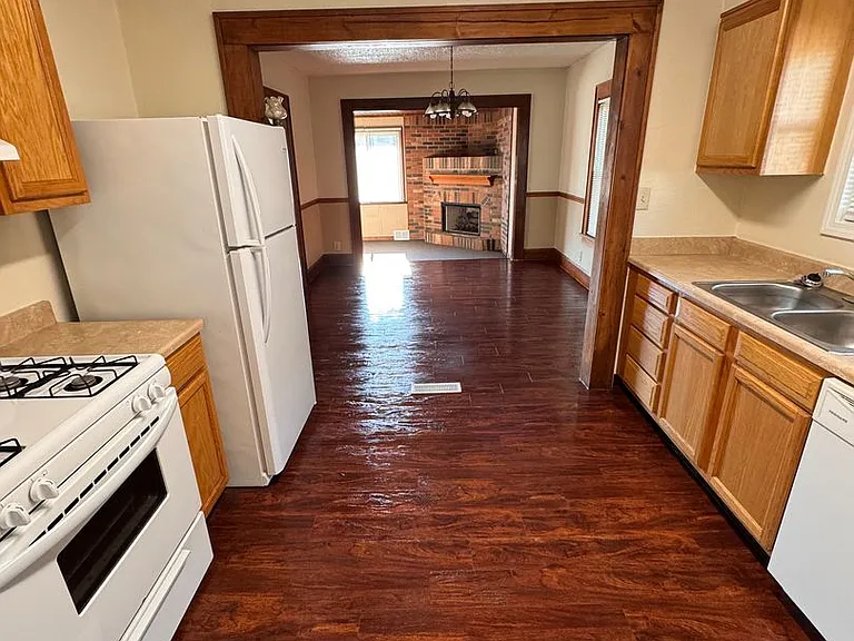 833 Lawrence Ave — Photo 4
