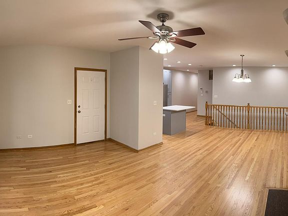3rd image of 925 W Lakeside Pl APT 1W