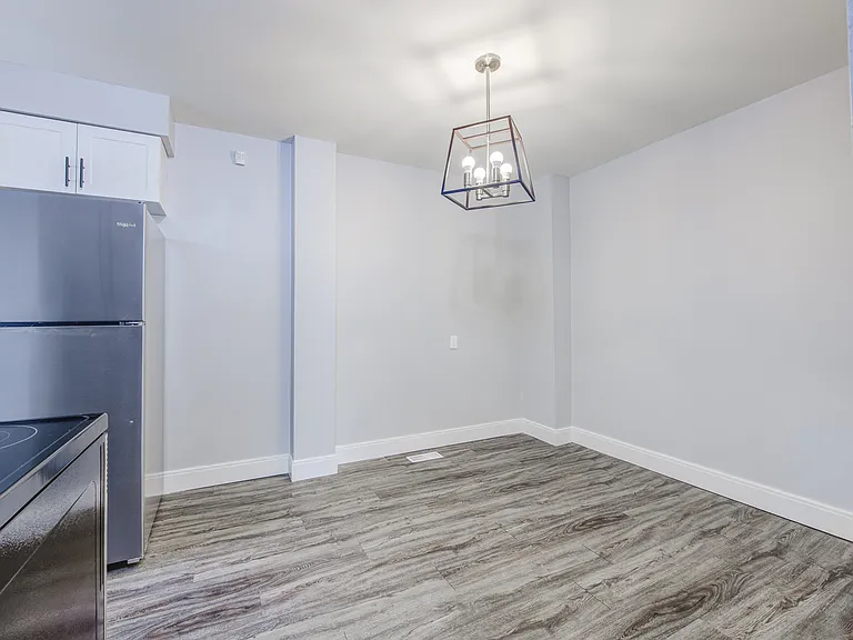 6 Pearl Cres #3 — Photo 2