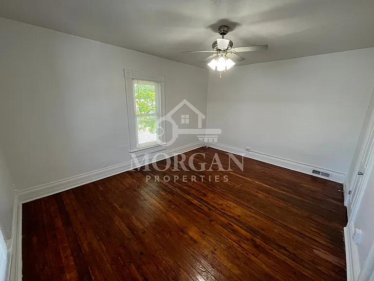 921 W 9th St — Photo 9