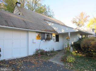 135 Highland Park Dr, Levittown, PA 19056