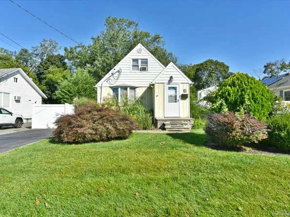 35 Montauk Drive, Bay Shore, NY 11706