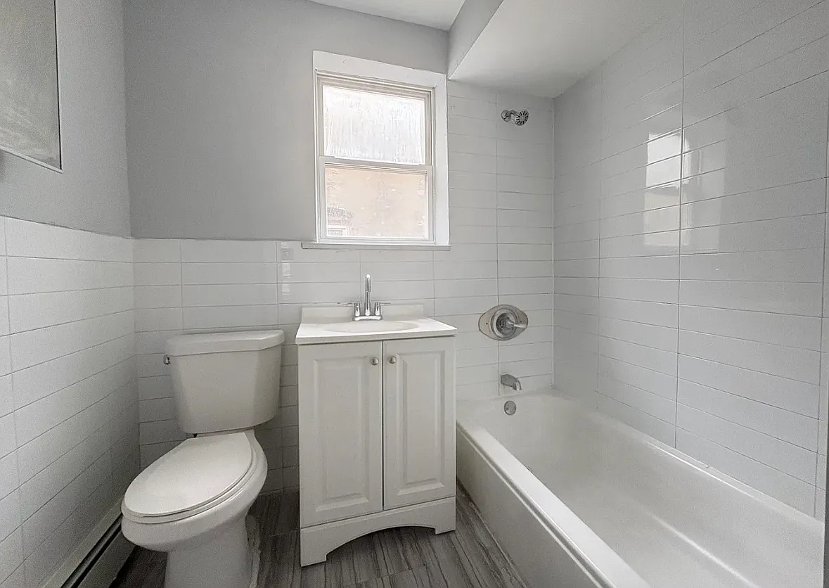 4 bed, $2,200 — Photo 2