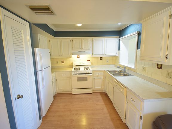 4th image of 425 NE Electra Ave
