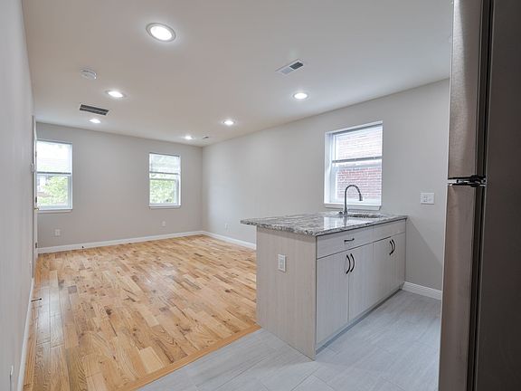 3rd image of 5544 N Lawrence St #2F