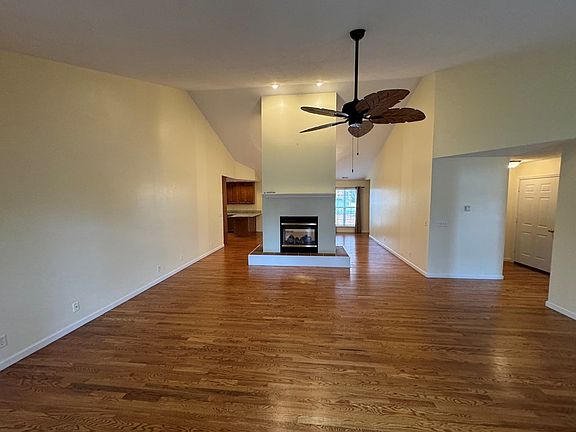 5th image of 360 Emily Ct