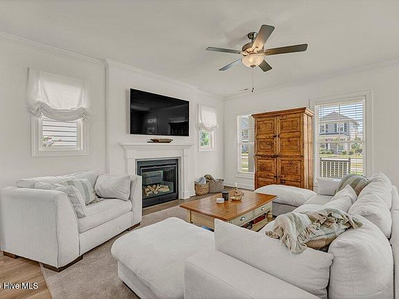 5th image of 823 Edgerton Drive