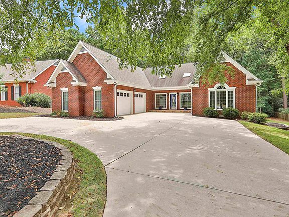 3rd image of 153 Kenton Pl