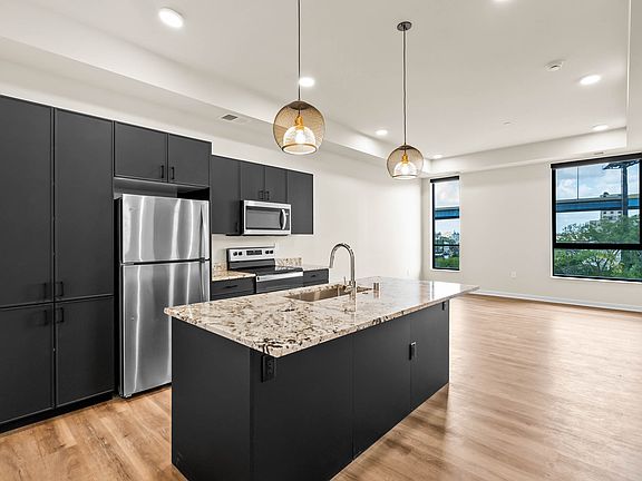 PH 1BD/1BA unit w/ wet bar