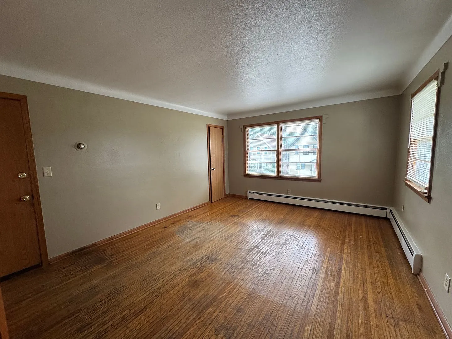 1360 Payne Ave — Photo 4
